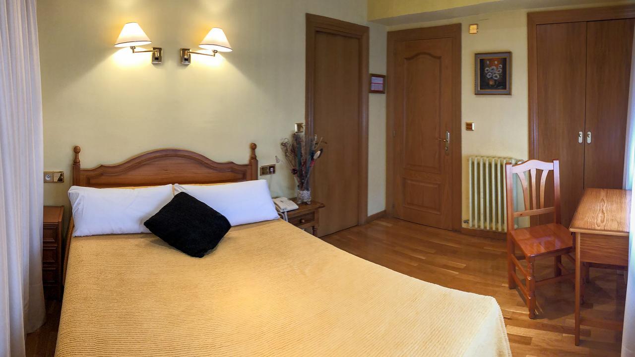 Hotel A Nieu Jaca Exteriör bild